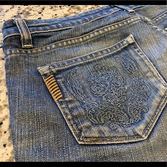 Flattering high quality. - Picture 3 of 4